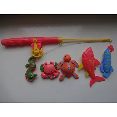 Jeu de jouets de pêche comprenant des animaux marins de différentes couleurs (tortue, hippocampe, crabe, requin, poisson) et une tige avec un crochet attaché à la ficelle avec un aimant.