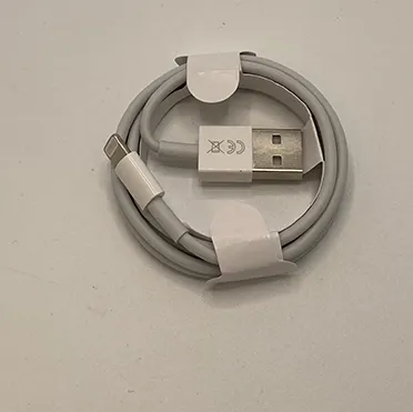 Câble USB blanc.
