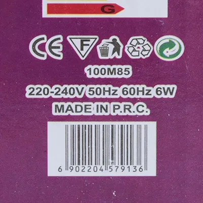 Chaîne d'éclairage avec 100 LED rouges non remplaçables et une unité clignotante.