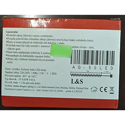 Une chaîne d'éclairage de couleur noire, qui contient 50 LED de sources lumineuses non remplaçables. Le produit est vendu avec un dispositif pour changer les modes d'éclairage.