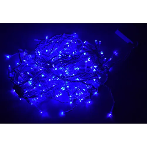 Chaîne d'éclairage avec 200 LED bleues non remplaçables, une unité clignotante, un fil électrique blanc et une prise qui permet l'expansion.