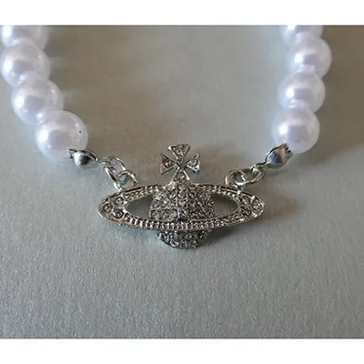 Collier et bracelet sertis de perles blanches et pendentifs sur le thème de la planète. Produit vendu en ligne, notamment via Amazon (ASIN: B0C742JLRC).