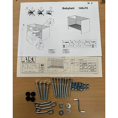 Lit bébé en bois blanc pour enfants, avec une taille de lit de 70x140 cm, avec une lamelle réglable en hauteur, sans matelas. Produit vendu en ligne.