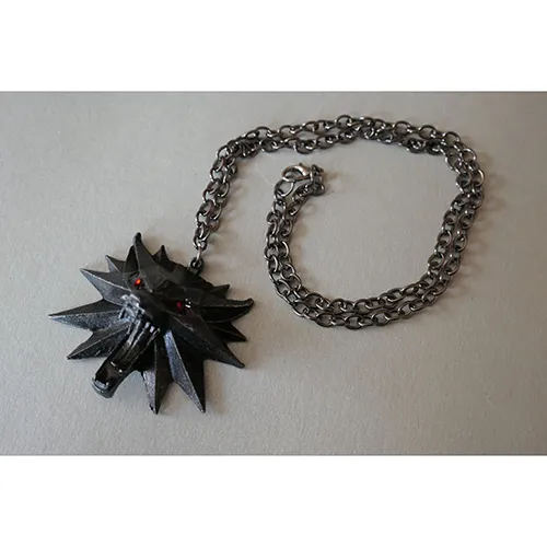 Ensemble composé d’une chaîne noire avec pendentif tête de loup, d’une chaîne argentée avec pendentif tête de loup et d’un large anneau noir. Produit vendu en ligne, notamment via Amazon (ASIN: B09QYY65VP).