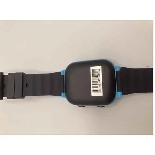 Montre intelligente pour enfants avec fonction GPS, livrée avec un câble USB. Produit vendu en ligne, notamment via Amazon (ASIN B0CFVXGWFC)