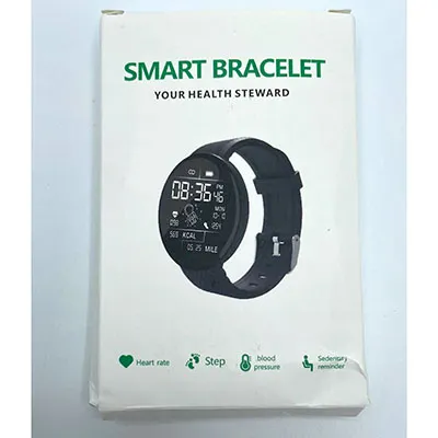 Smartwatch noire avec bracelet en plastique. Produit vendu en ligne.