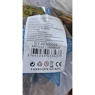 Baguette magique électrique légère avec une étoile. Fait de plastique bleu et blanc.