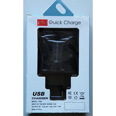 Chargeur USB avec couvercle en plastique noir, prise secteur intégrée et quatre prises USB-A.