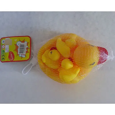 Ensemble d'un grand et trois petits canards jaunes emballés dans un sac en plastique transparent avec étiquette en carton. Sur le fond d'un canard, il y a un élément produisant du son qui est activé lorsque le jouet est pressé.