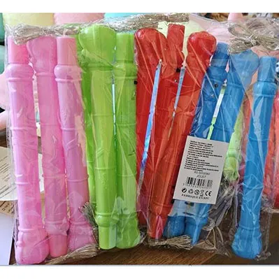 Ensemble de baguettes lumineuses composé d'une poignée en plastique et d'un brin de LED (3 baguettes rouges, 3 roses, 3 vertes et 3 bleues).