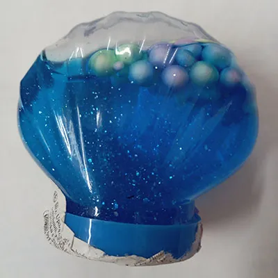 Slime de couleur bleue avec des boules colorées.