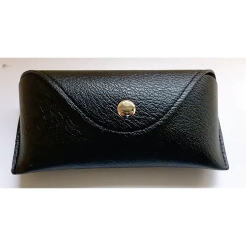 Étui à lunettes en similicuir noir avec une fermeture à bouton popper et une boucle pour permettre au boîtier d'être porté sur une ceinture. Produit vendu en ligne, notamment via AliExpress (identifiant unique du produit: 1005005274418969).