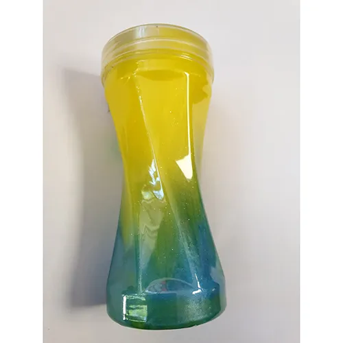 Slime jouet dans les couleurs jaune, vert et bleu.