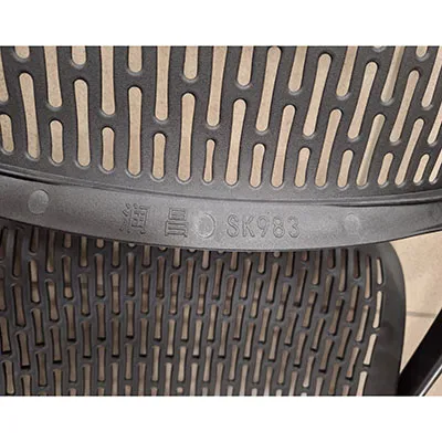 Chaise pliante noire.