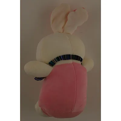 Jouet en peluche en forme de lapin, avec corps rose. Les oreilles sont également roses de l'intérieur. Le lapin a une écharpe rayée foncée et un nez rose. Une ventouse est fixée à la tête du jouet par une boucle.
