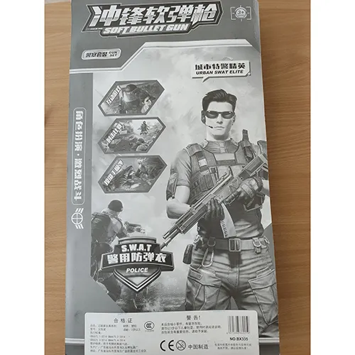 Jeu de police avec un fusil en plastique rigide noir avec un tireur à ressort, cinq projectiles avec un arbre en mousse et une ventouse orange à l'extrémité, six projectiles en forme de boule en plastique jaune et vert, trois roquettes jaunes et un gilet en plastique bleu.