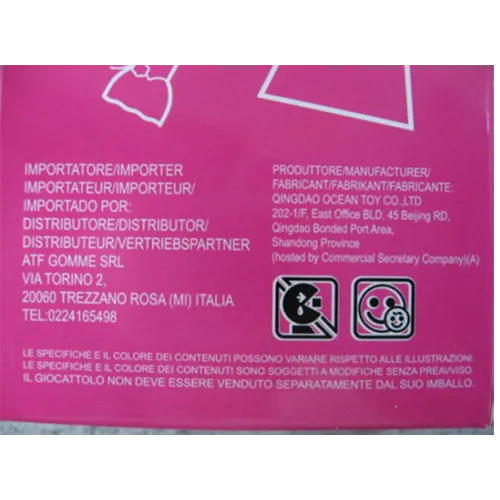 Poupée jouet en plastique dans une robe avec un motif de cercle.