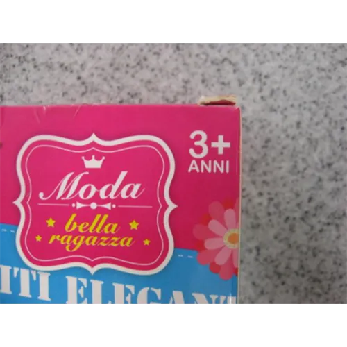 Poupée jouet en plastique dans une robe avec un motif de cercle.