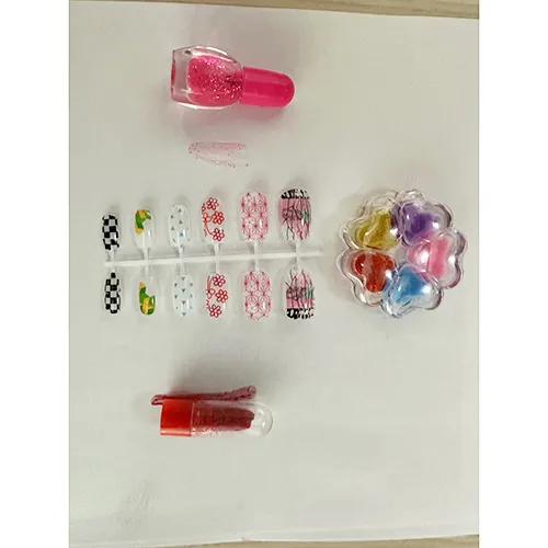 Poupée en plastique avec des accessoires tels que des ongles artificiels, du vernis à ongles et un sac à main.