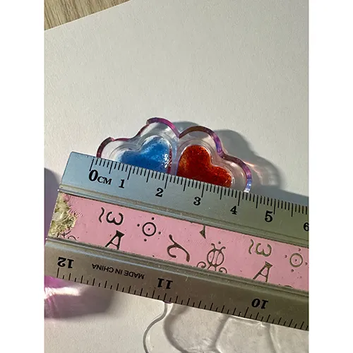 Poupée en plastique avec des accessoires tels que des ongles artificiels, du vernis à ongles et un sac à main.