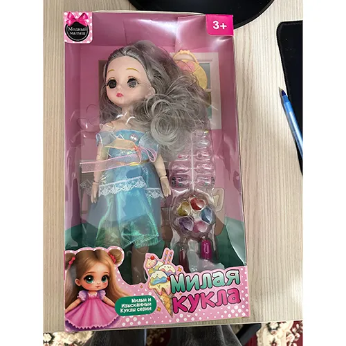 Poupée en plastique avec des accessoires tels que des ongles artificiels, du vernis à ongles et un sac à main.