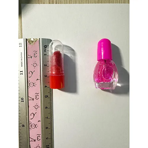 Poupée en plastique avec des accessoires tels que des ongles artificiels, du vernis à ongles et un sac à main.