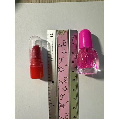 Poupée en plastique avec des accessoires tels que des ongles artificiels, du vernis à ongles et un sac à main.