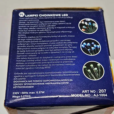 Chaîne d'éclairage noire destinée à la connexion mutuelle, avec 200 LED de sources lumineuses non remplaçables. Il comprend un dispositif pour changer les modes d'éclairage. Produit vendu en ligne, notamment via www.skvelamoda.sk