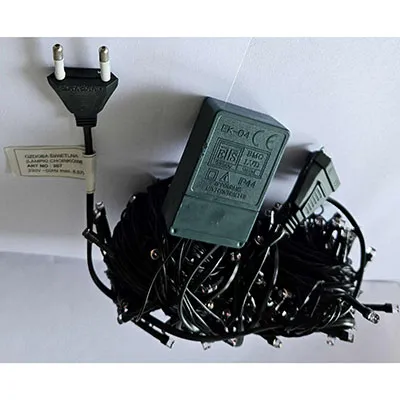 Chaîne d'éclairage noire destinée à la connexion mutuelle, avec 200 LED de sources lumineuses non remplaçables. Il comprend un dispositif pour changer les modes d'éclairage. Produit vendu en ligne, notamment via www.skvelamoda.sk