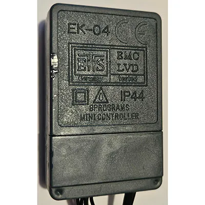Chaîne d'éclairage noire destinée à la connexion mutuelle, avec 200 LED de sources lumineuses non remplaçables. Il comprend un dispositif pour changer les modes d'éclairage. Produit vendu en ligne, notamment via www.skvelamoda.sk