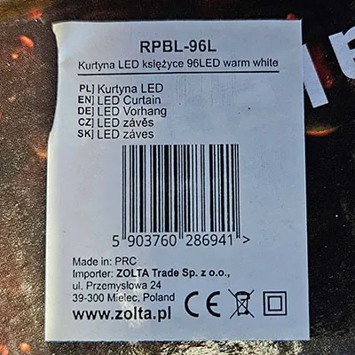 Chaîne d'éclairage destinée à la connexion mutuelle, avec des sources lumineuses LED non remplaçables dans les étoiles et les lunes en plastique. Il comprend un dispositif pour changer les modes d'éclairage. Produit vendu en ligne, notamment via www.skvelamoda.sk.