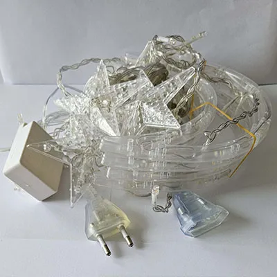 Chaîne d'éclairage destinée à la connexion mutuelle, avec des sources lumineuses LED non remplaçables dans les étoiles et les lunes en plastique. Il comprend un dispositif pour changer les modes d'éclairage. Produit vendu en ligne, notamment via www.skvelamoda.sk.