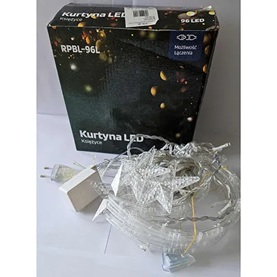 Chaîne d'éclairage destinée à la connexion mutuelle, avec des sources lumineuses LED non remplaçables dans les étoiles et les lunes en plastique. Il comprend un dispositif pour changer les modes d'éclairage. Produit vendu en ligne, notamment via www.skvelamoda.sk.