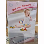 Un ensemble de pare-chocs gonflables blancs pour les côtés du lit d'un tout-petit. Produit vendu en ligne, notamment via Amazon.