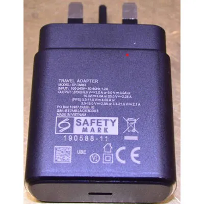 Adaptateur de voyage USB-C noir.