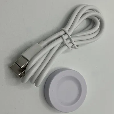 Plaque de chargeur blanche avec câble de connexion USB/USB-C. Destiné aux smartwatches.