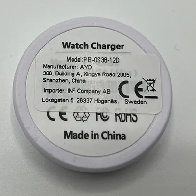 Plaque de chargeur blanche avec câble de connexion USB/USB-C. Destiné aux smartwatches.