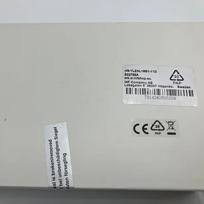 Une paire de chaussettes noires serrées, équipées d'une électronique encombrante alimentée par batterie au lithium.