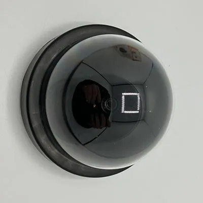 Engin en plastique Bulbous équipé d'une électronique de base destinée à imiter une caméra de sécurité.