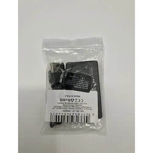 Lecteur de carte noir avec câble USB noir.