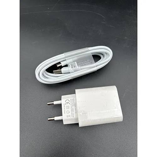 Chargeur de téléphone. Produit vendu en ligne, notamment via Temu.