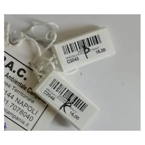 Bracelet en acier avec un cube.
