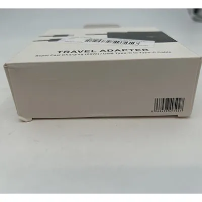 Un support mural avec câble USB-C pour le chargement du téléphone. Produit vendu en ligne, notamment via /m.banggood.com