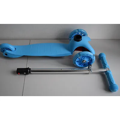 Trottinette jouet bleue à trois roues avec guidon réglable en hauteur. Pour les enfants d'un poids maximum de 20 kg