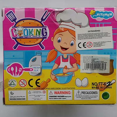 Ensemble de poupées en plastique avec accessoires.