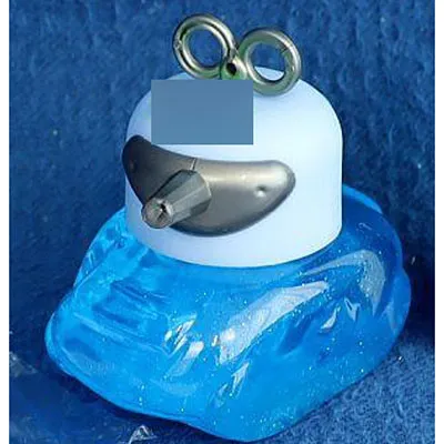 Du slime bleu dans un pot en forme de réservoir.