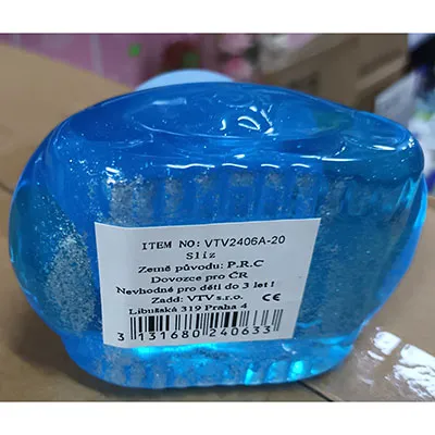 Du slime bleu dans un pot en forme de réservoir.