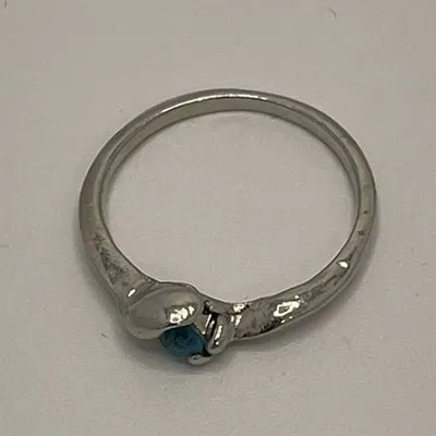 Ensemble avec trois anneaux en métal argenté, avec des pierres ornementales roses, bleues et vertes respectivement.
