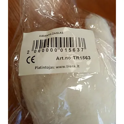 Jouet blanc en peluche en forme de lapin avec une carotte, des oreilles roses, des yeux noirs, un anneau de ficelle autorétractable et un accessoire de queue en plastique dur. Lorsque l'anneau de corde auto-rétractable est tiré, le lapin remue sa queue.