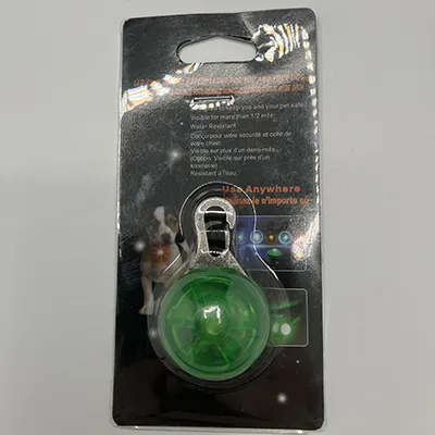 Lampe à clipser verte pour chiens. Produit vendu en ligne, notamment via www.skyddsexperten.se.